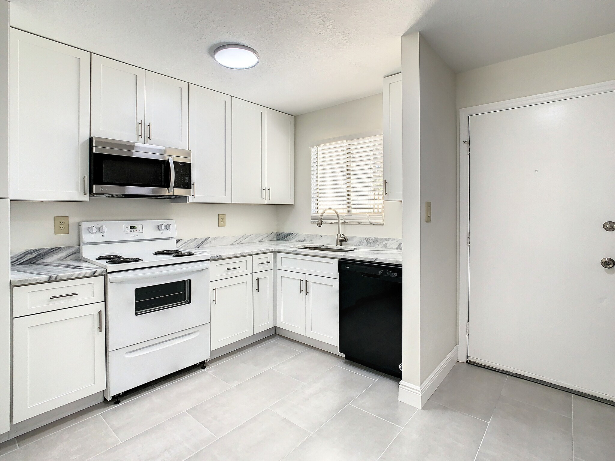 Building Photo - 9027 Pebble Creek Dr