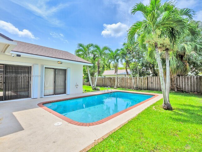 Building Photo - 16742 Royal Poinciana Dr