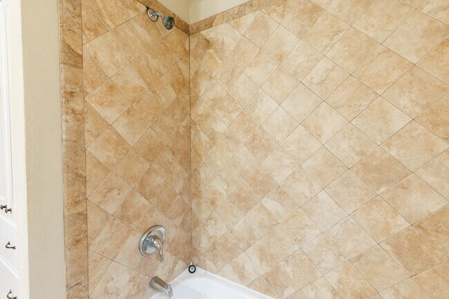 Building Photo - Well Kept House With HUGE bedrooms!