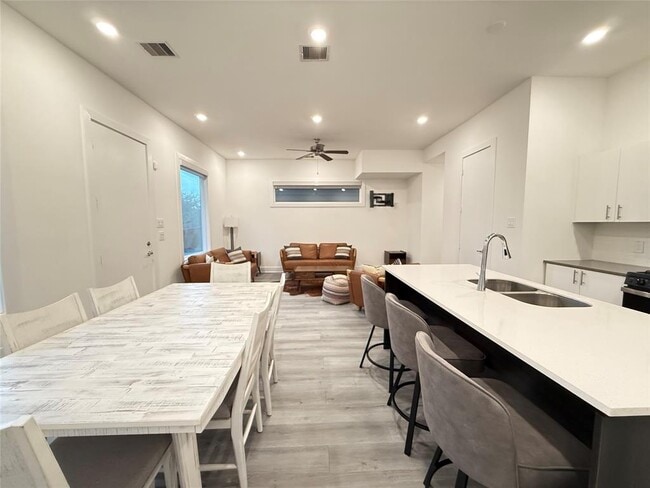 Building Photo - 9644 Habitat St