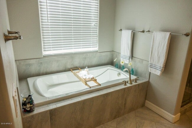 Building Photo - Gorgeous 4 Bed + den Single Level Home in gated community in North Peoria with RV Gate / BBQ!!