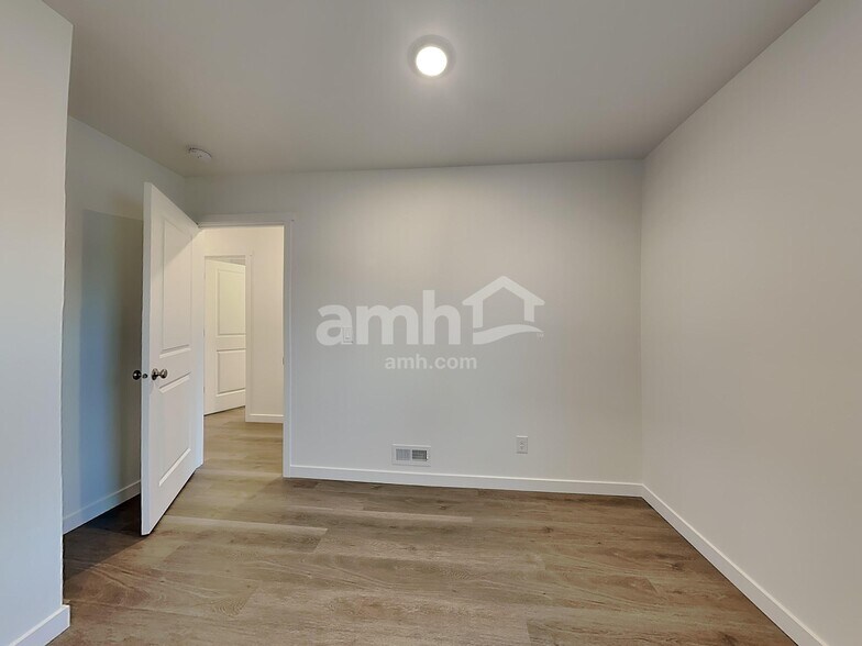 Building Photo - 5109 Turnstone St SE