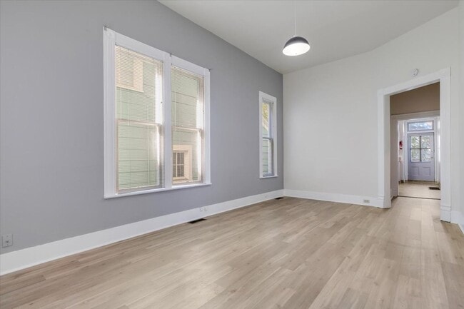 Building Photo - Beautiful 3 Bedroom Duplex Located in Goose Hollow!