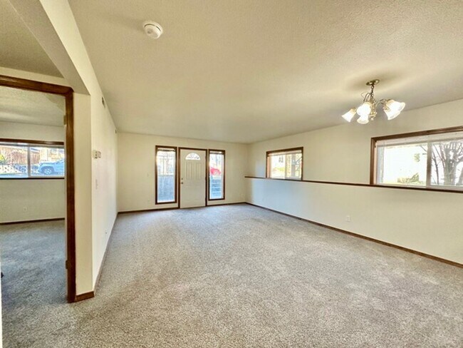 Building Photo - 522 W Summit Ave