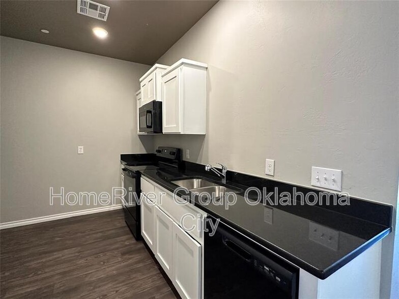 Building Photo - 923 SW 92nd St