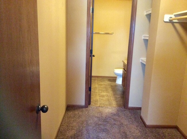 Building Photo - Nice 3 bed, 2.5 bath townhome