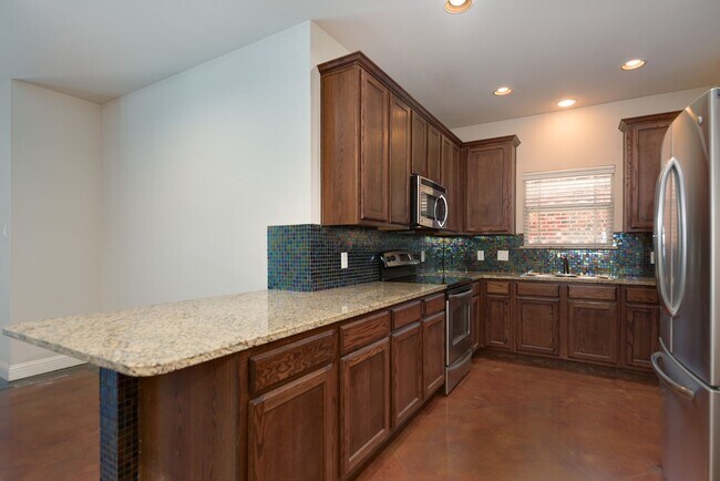 Building Photo - ** MOVE IN SUMMER 2026 ** 5 Bed 3 Bath $5000/$1000 Per Bed Short Walk to TCU Campus