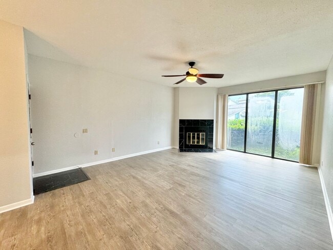Building Photo - Ground Floor Condo - Park Lake