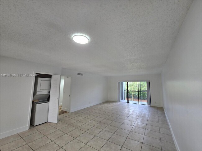 Building Photo - 310 Racquet Club Rd