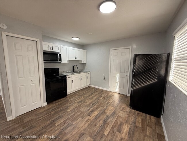 Building Photo - 523 Las Palmas Cir