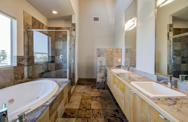 Building Photo - 318 McAlpine St