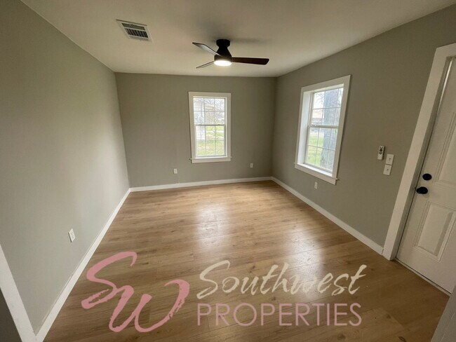 Building Photo - 981 W Oak St