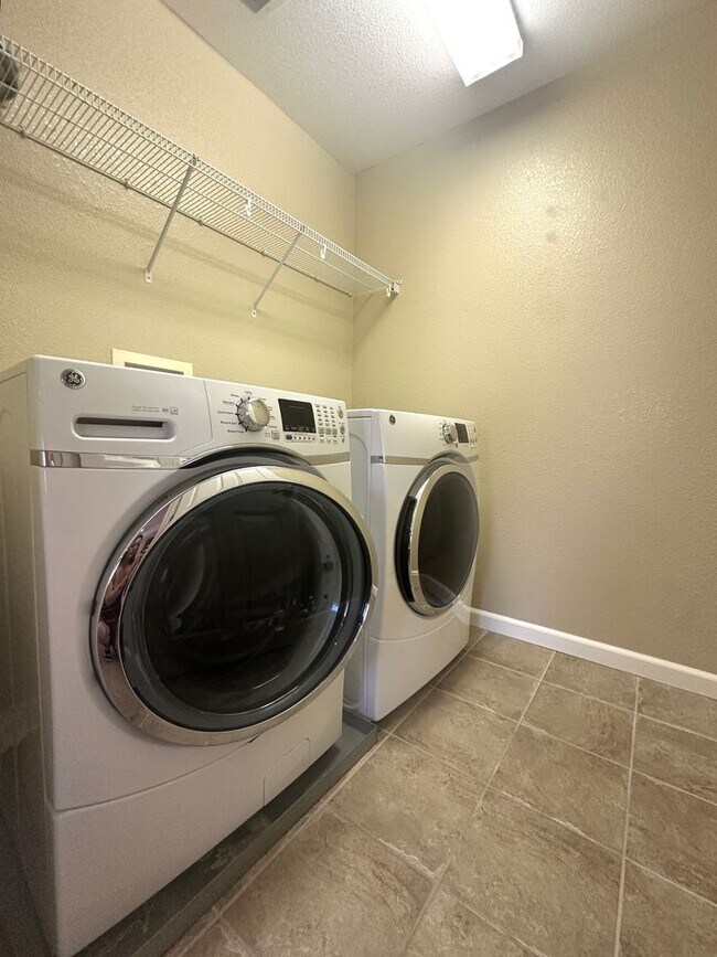 Building Photo - Gorgeous 3 Bed, 2 Bath in Gated Community in Brentwood