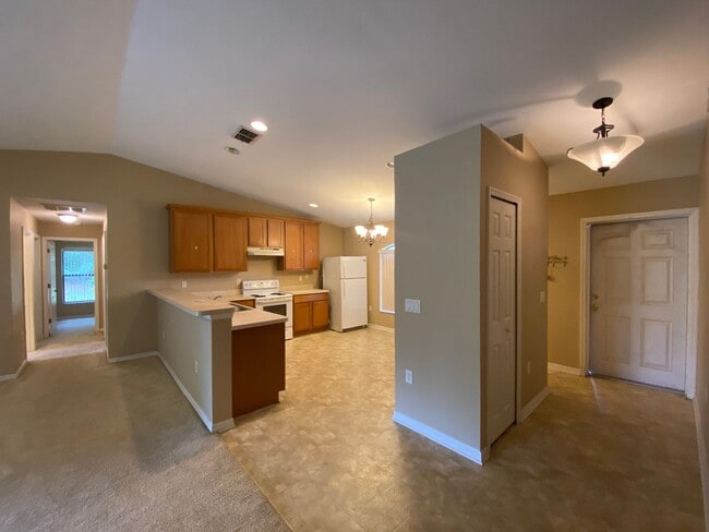 Building Photo - Desirable SW Ocala Neighborhood 3/2/2 **Wo...