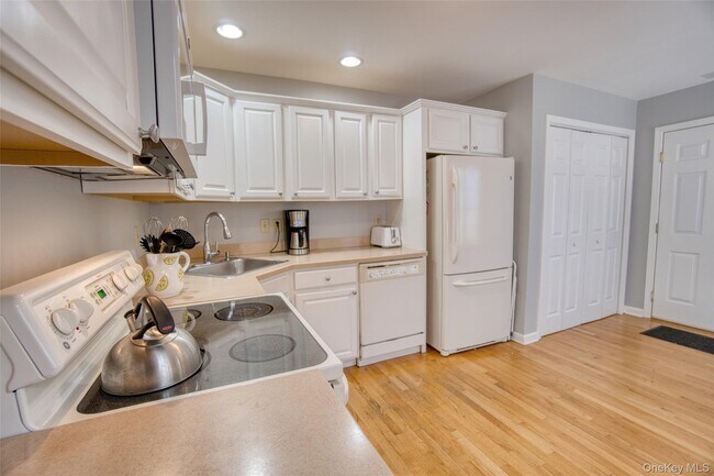 Building Photo - 208 Cinnamon Cir
