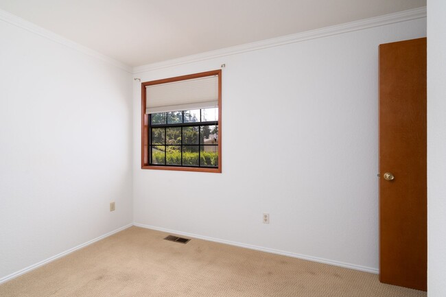 Building Photo - 4-Bedroom Home 2.5 Bathrooms, Mount Vernon