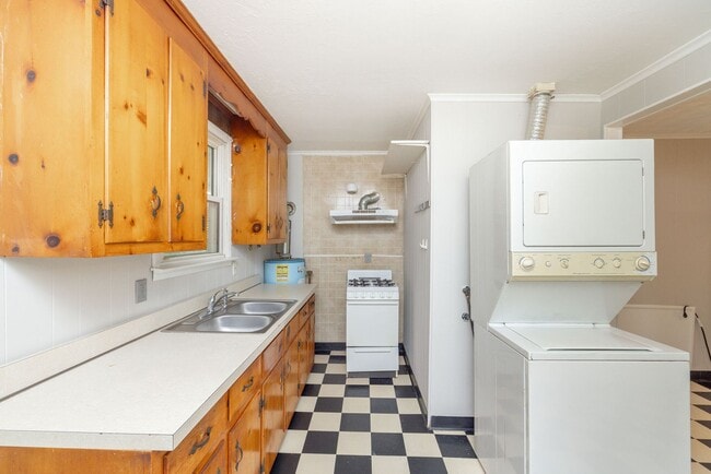 Building Photo - Freshly Renovated 2-Bedroom Home in Quiet ...