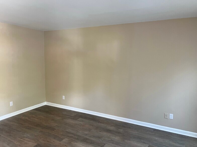 Building Photo - 117 Langley Dr