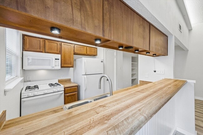 Building Photo - 904 Sirocco Dr