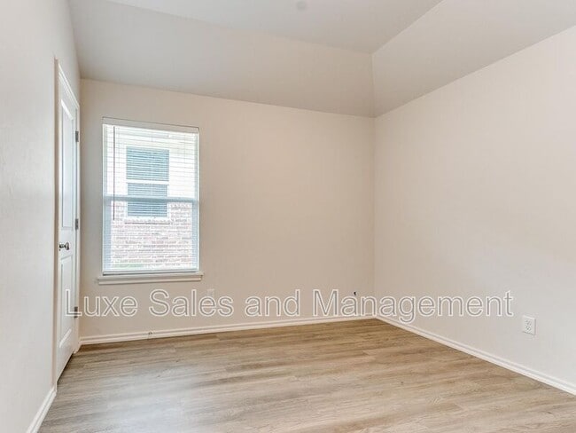 Building Photo - 3703 N Divis Ave