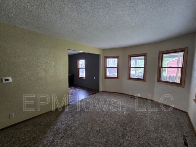 Building Photo - 4037 Vine Ave SE