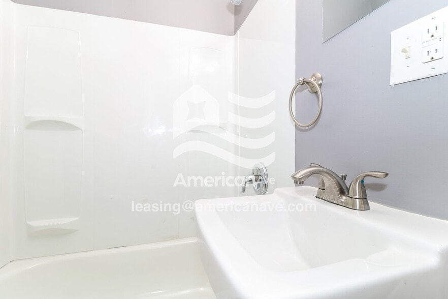 Building Photo - 1345 N Myrtlewood St