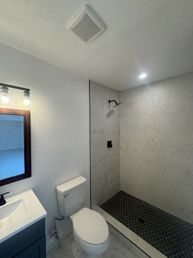 Building Photo - 11216 Baja Dr NE