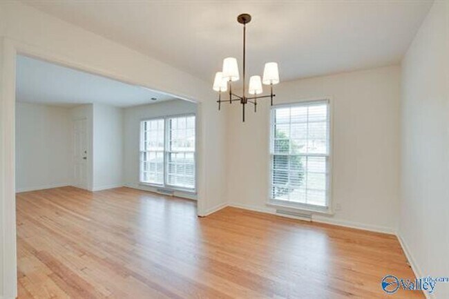 Building Photo - 814 Cleermont Dr SE