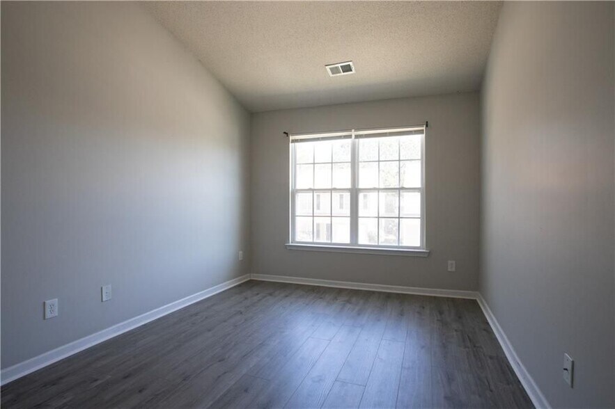 Building Photo - 645 Stadler Pointe