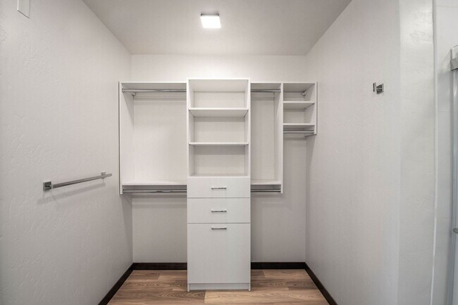Building Photo - Modern Midtown Living | 2 Bed, 2 Bath Near...