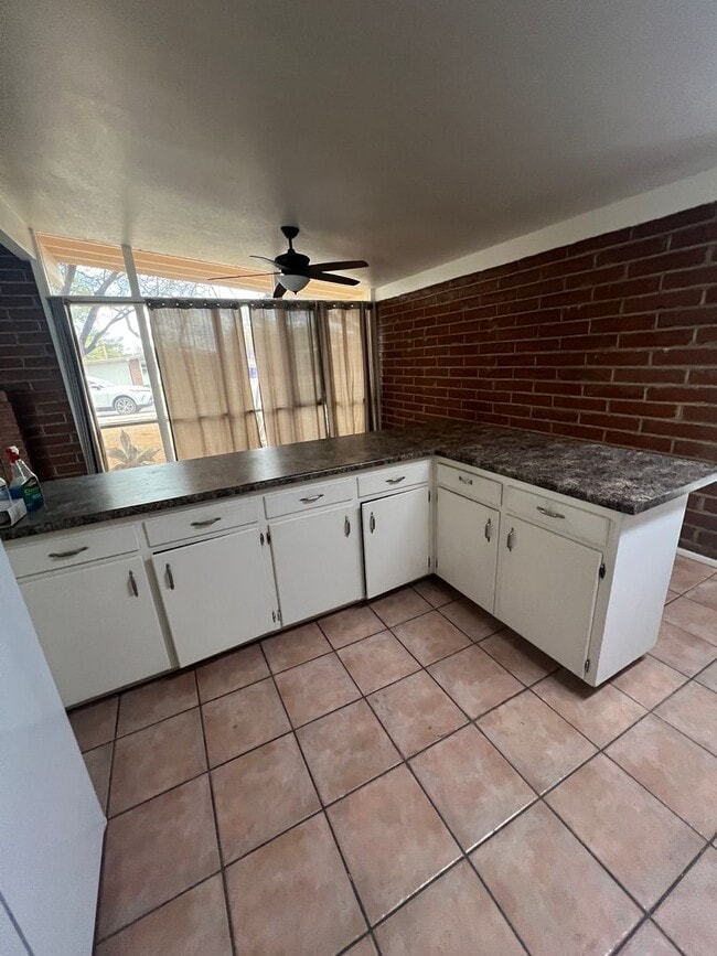 Building Photo - Central 3 Bedroom 2 Bath Burnt Adobe Home with Pool