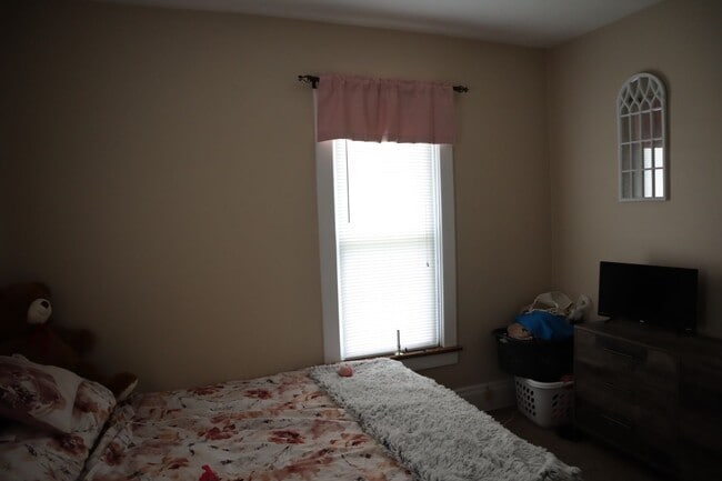 Building Photo - 2-3 bedroom house with 1 car garage in Ind...