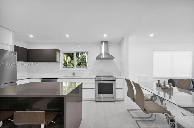 Building Photo - 1546 Van Buren St