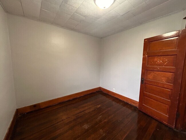 Building Photo - 2047 W 6th St