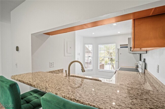 Building Photo - 6156 Lakefront Dr