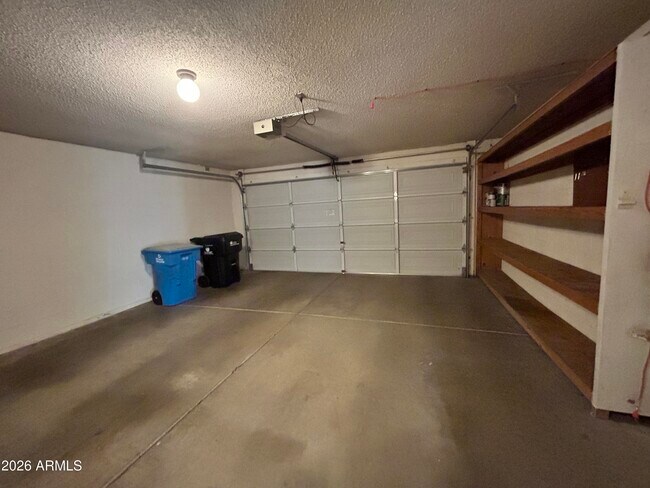 Building Photo - 1032 E Villa Maria Dr