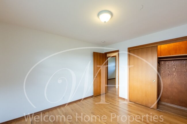 Building Photo - Spacious 5 Bedroom Home with Fenced Yard & Covered Parking