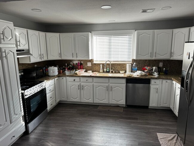 Building Photo - Downtown Single Story – Complete Remodel - Single Story - yr1942