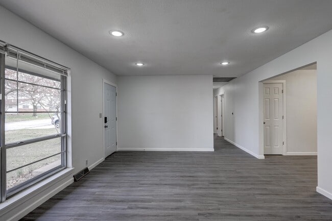 Building Photo - 2716 S Vermont Ave.