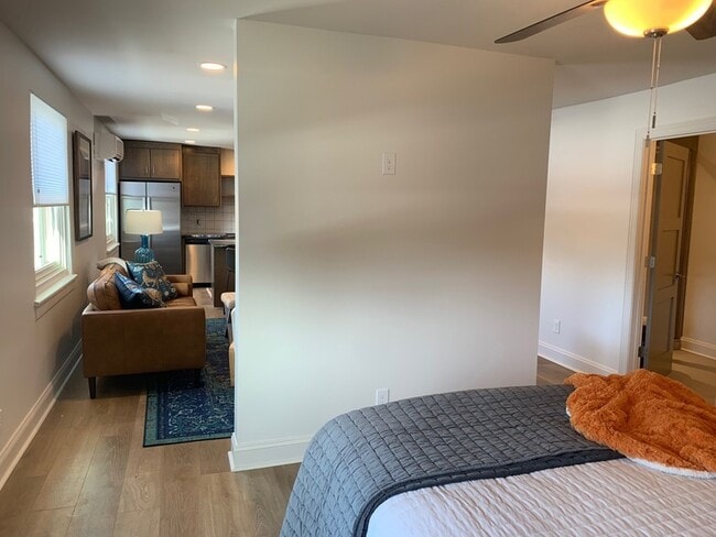 Building Photo - 326 W Main St