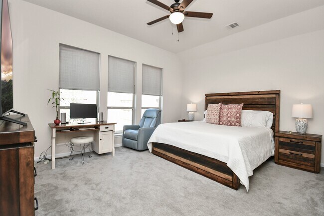 Building Photo - 5043 Morrison Dr