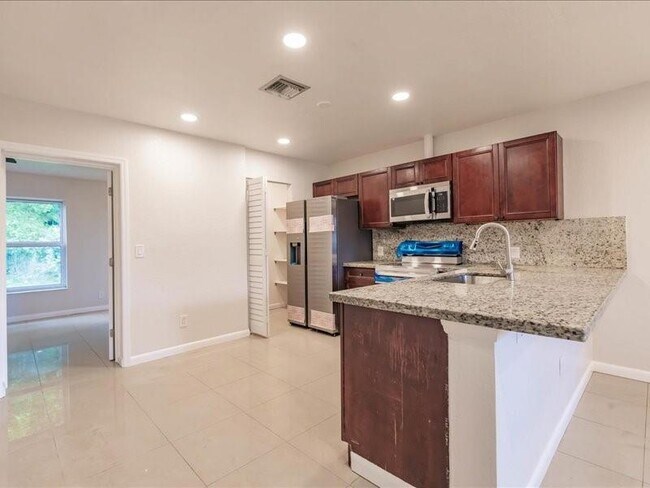 Building Photo - 5201 NW 17th Ct