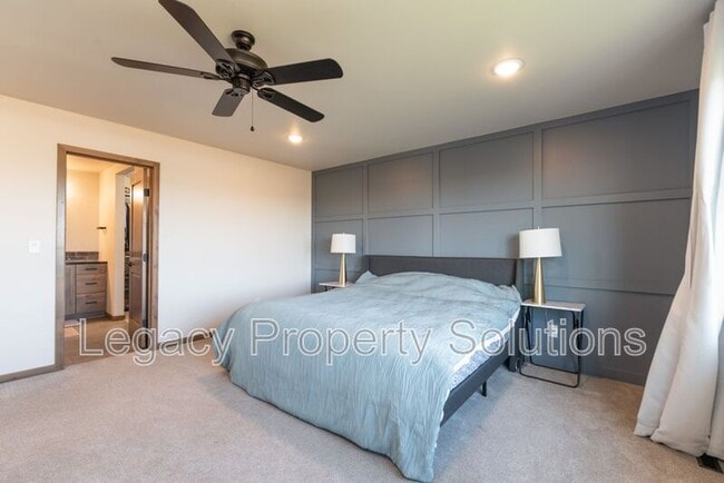 Building Photo - 527 Flint Dr