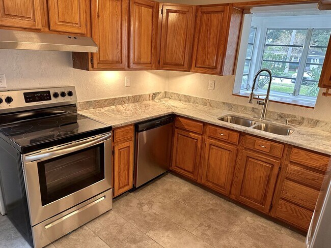 Building Photo - Stunningly Renovated 2/1 near the water av...