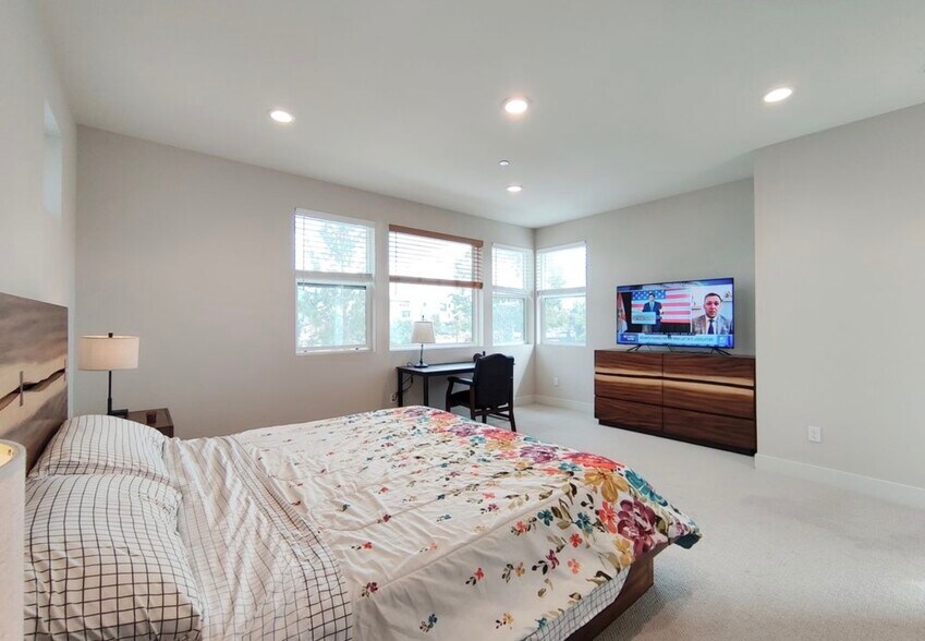 Building Photo - 371 Novel