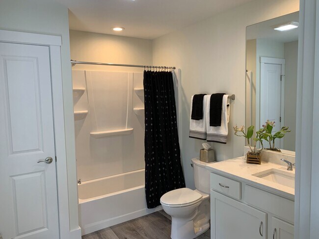 Building Photo - Beautiful 3BR/2.5 Bath Townouse with 2 Car Garage