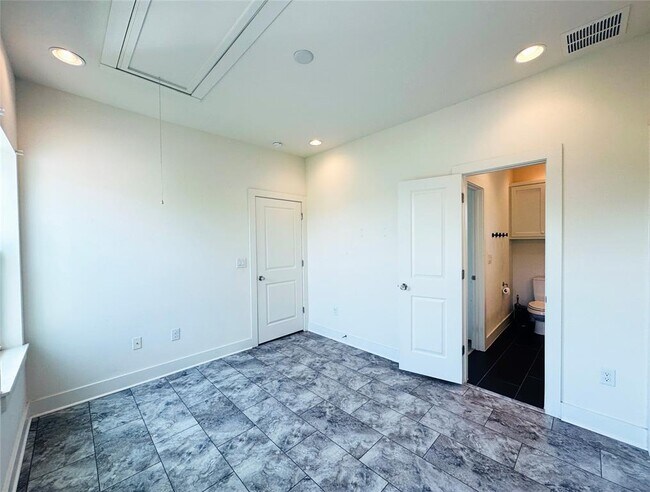 Building Photo - 2716 Halcyon Dr