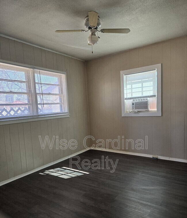 Building Photo - 1106 E Broadway St