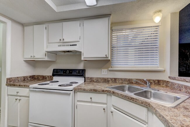 Building Photo - 3 bed 1.5 bath duplex in Midwest City