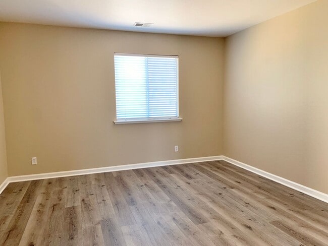 Building Photo - 4 Bedroom Home in Hollister  - No App Fee